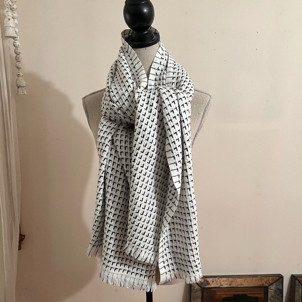 Black and White Oblong Scarf Excellent Condition - Picture 2 of 5